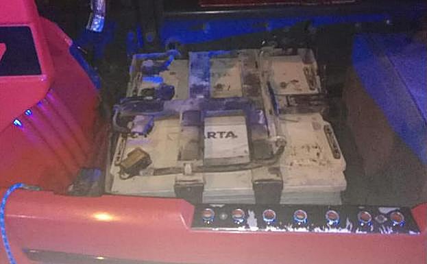 La protección metálica de las dos baterías del vehículo estaba arrancada y sus sujeciones a medio desatornillar.