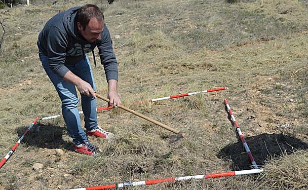 Investigadores realizan trabajos de campo en Corvera. 