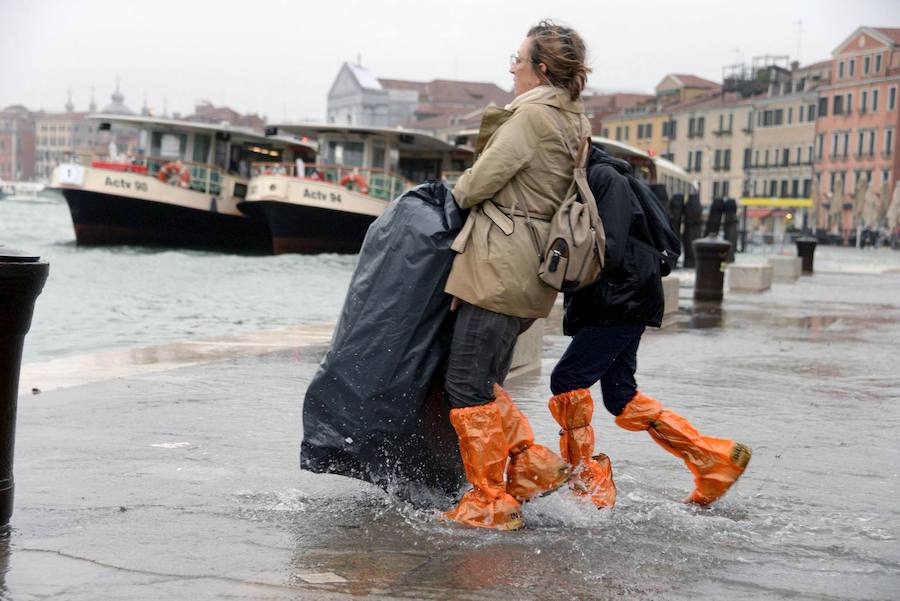 Nueve personas han fallecido en Italia a causa del temporal de fuertes vientos y lluvias torrenciales que mantiene en alerta a varias regiones del país, después de la caída de árboles y el desbordamiento de algunos ríos, según los medios italianos.