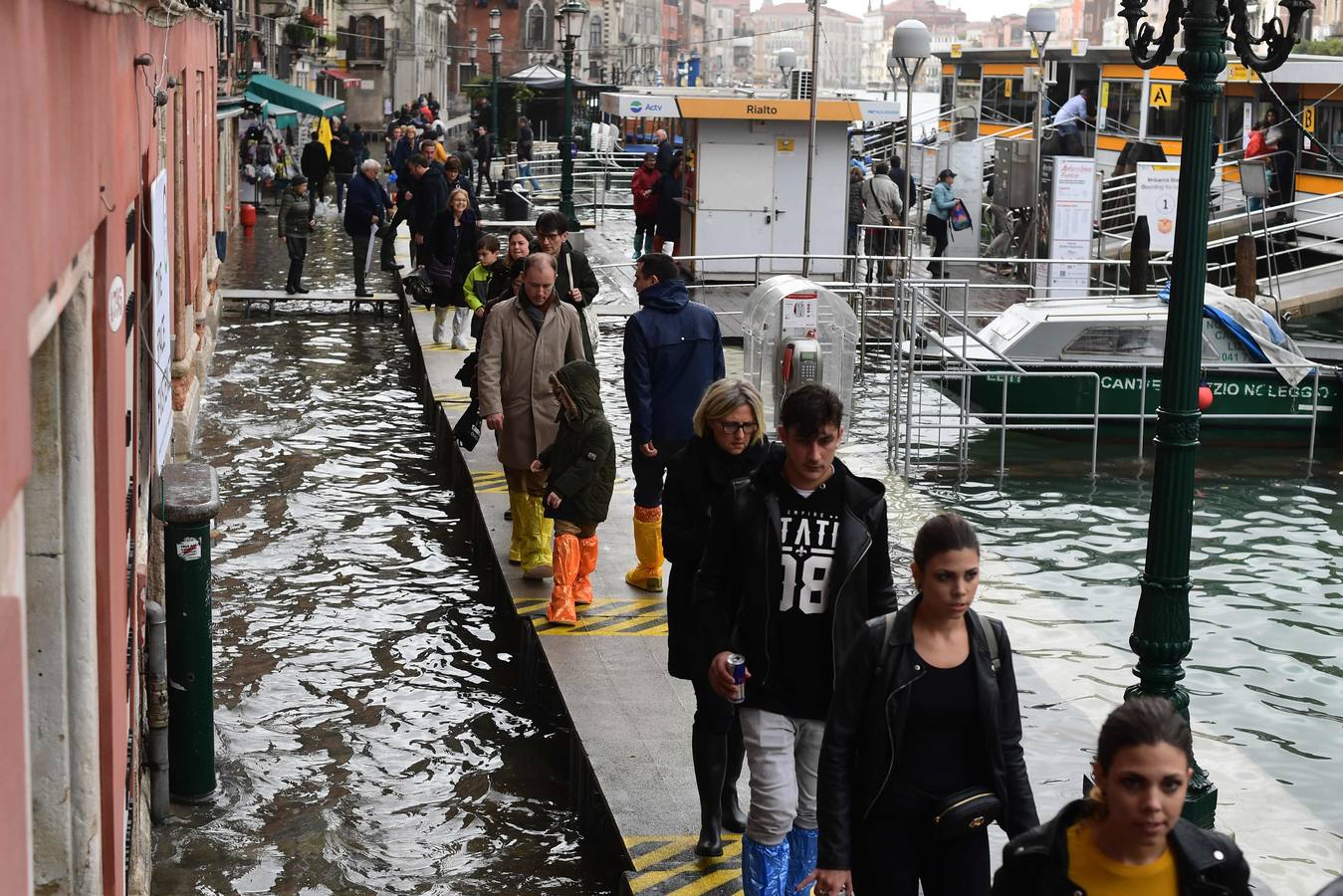 Los turistas se llevarán una anécdota y los residentes unos días de pesadilla. El agua inunda las calles de Venecia tras el paso de un fuerte temporal con intensas lluvias que han provocado el cierre de escuelas, varias carreteras y algunas conexiones ferroviarias.