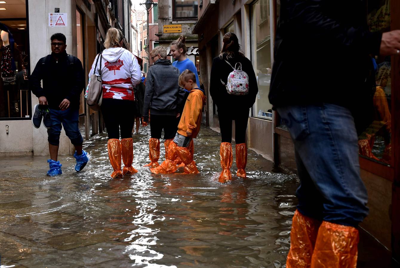 Los turistas se llevarán una anécdota y los residentes unos días de pesadilla. El agua inunda las calles de Venecia tras el paso de un fuerte temporal con intensas lluvias que han provocado el cierre de escuelas, varias carreteras y algunas conexiones ferroviarias.