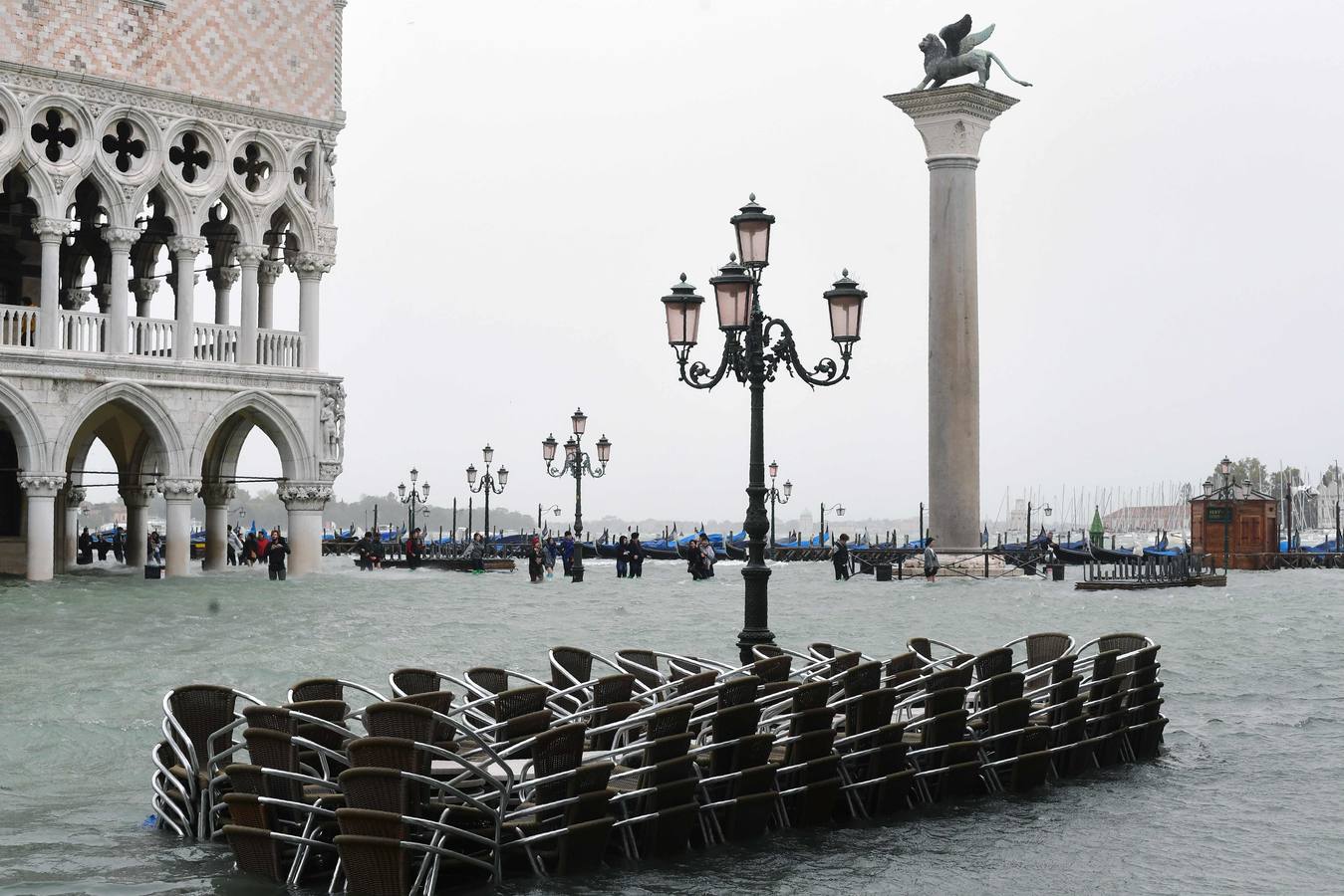 Los turistas se llevarán una anécdota y los residentes unos días de pesadilla. El agua inunda las calles de Venecia tras el paso de un fuerte temporal con intensas lluvias que han provocado el cierre de escuelas, varias carreteras y algunas conexiones ferroviarias.