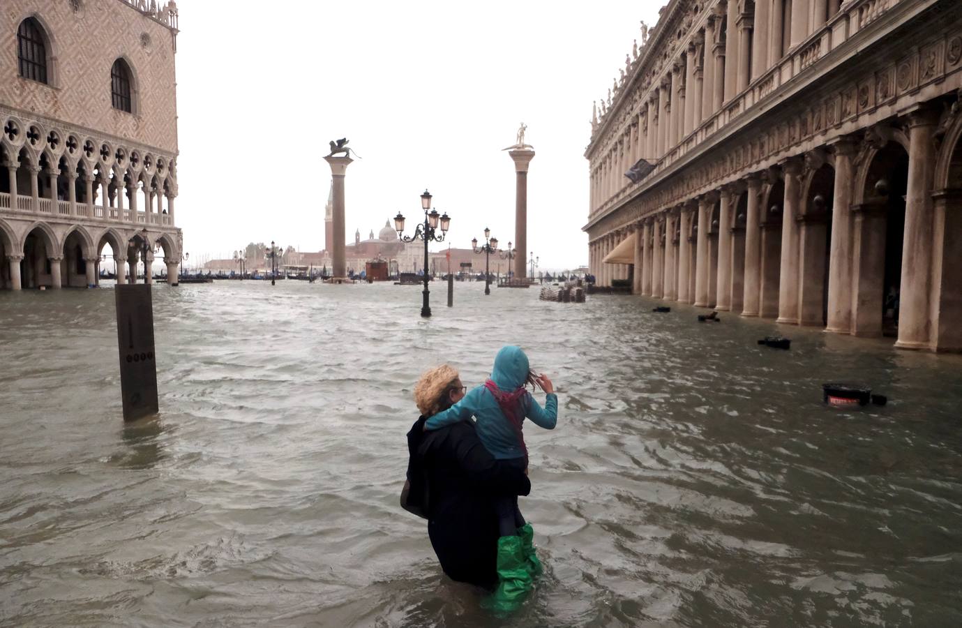 Los turistas se llevarán una anécdota y los residentes unos días de pesadilla. El agua inunda las calles de Venecia tras el paso de un fuerte temporal con intensas lluvias que han provocado el cierre de escuelas, varias carreteras y algunas conexiones ferroviarias.