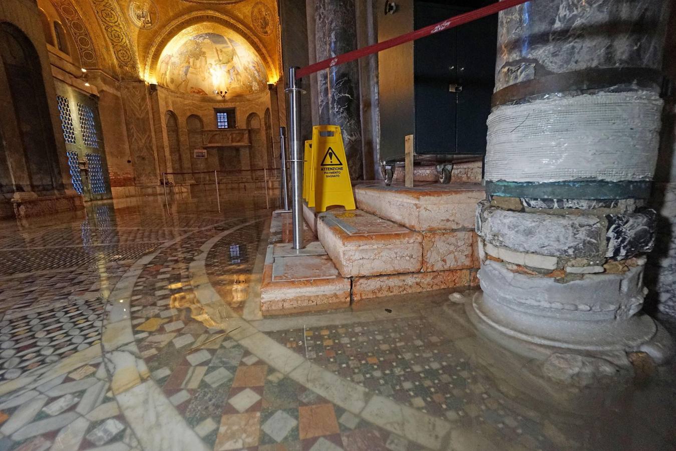 Los turistas se llevarán una anécdota y los residentes unos días de pesadilla. El agua inunda las calles de Venecia tras el paso de un fuerte temporal con intensas lluvias que han provocado el cierre de escuelas, varias carreteras y algunas conexiones ferroviarias.