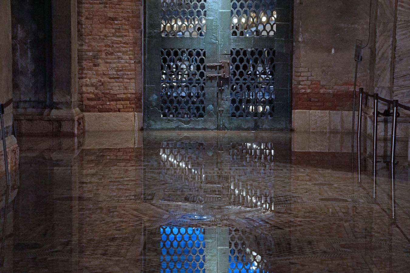 Los turistas se llevarán una anécdota y los residentes unos días de pesadilla. El agua inunda las calles de Venecia tras el paso de un fuerte temporal con intensas lluvias que han provocado el cierre de escuelas, varias carreteras y algunas conexiones ferroviarias.