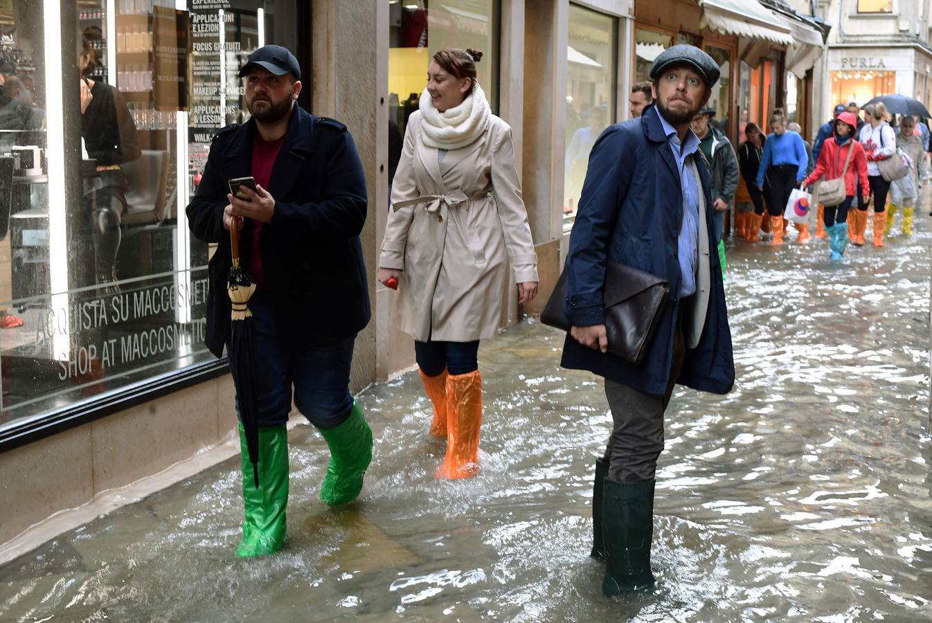 Los turistas se llevarán una anécdota y los residentes unos días de pesadilla. El agua inunda las calles de Venecia tras el paso de un fuerte temporal con intensas lluvias que han provocado el cierre de escuelas, varias carreteras y algunas conexiones ferroviarias.