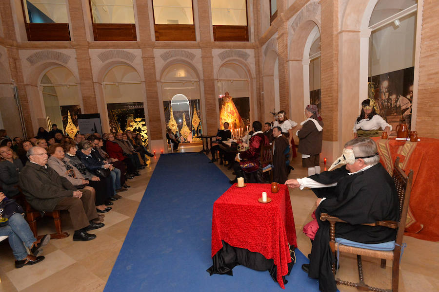 El antiguo convento de San Francisco perfectamente ambientado acogió esta anoche la representación de Don Juan Tenorio. Cincuenta actores, cuatro escenarios y unas 400 personas pudieron disfrutar de la obra, que volvió a ser una alternativa a la noche de Halloween.