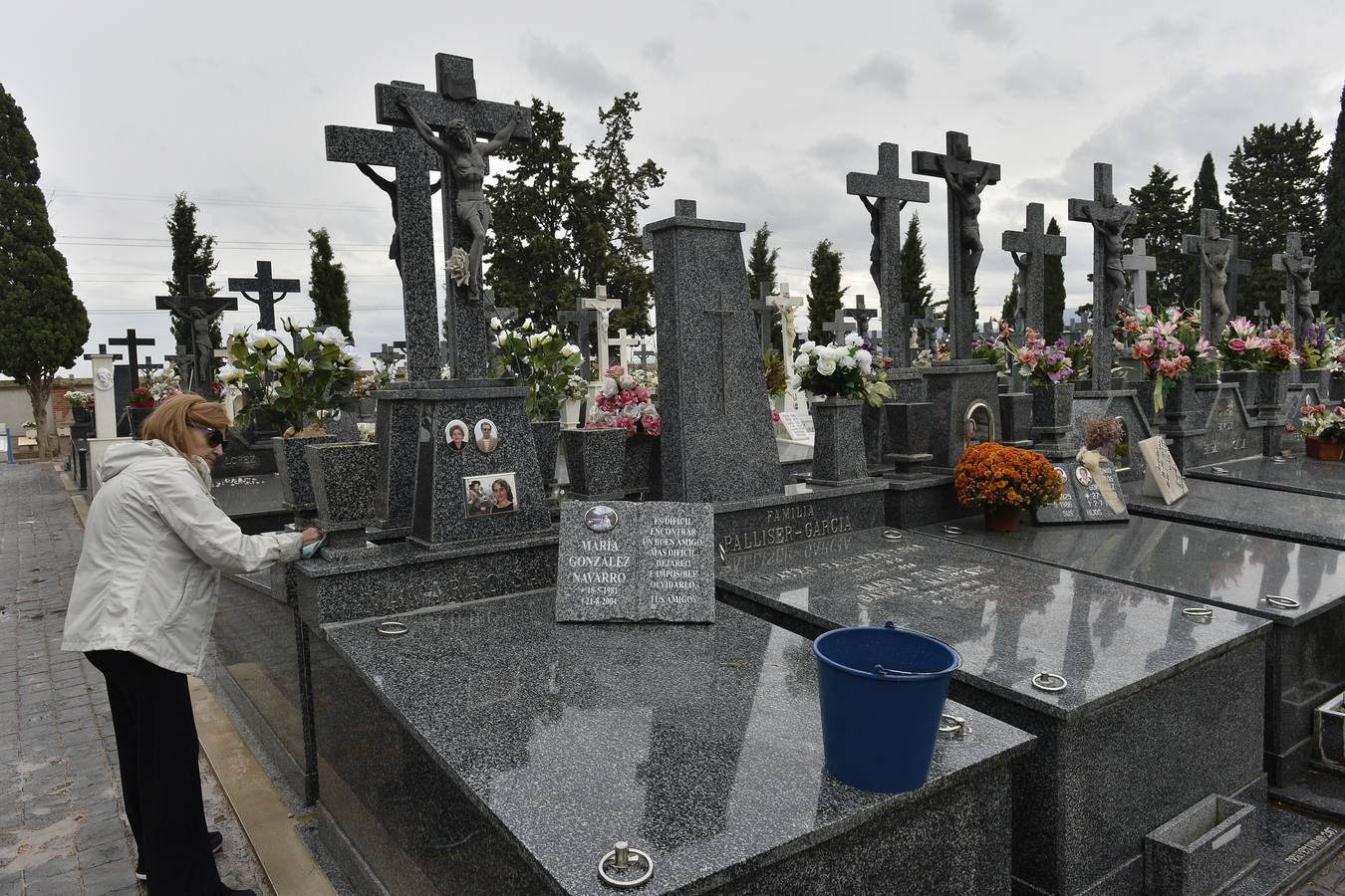 El día de Todos los Santos sigue siendo por excelencia la fecha más demandada para que los murcianos visiten los cementerios del municipio, los de pedanías y, en especial, el de Nuestro Padre Jesús, para cumplir con la tradición de llevar flores y rezar unas oraciones por los fieles difuntos.