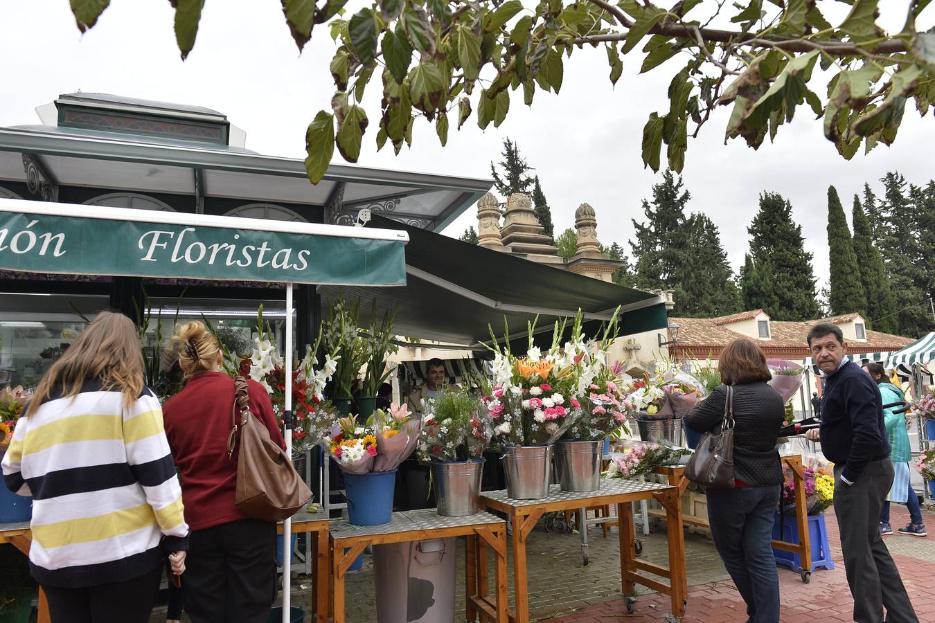 El día de Todos los Santos sigue siendo por excelencia la fecha más demandada para que los murcianos visiten los cementerios del municipio, los de pedanías y, en especial, el de Nuestro Padre Jesús, para cumplir con la tradición de llevar flores y rezar unas oraciones por los fieles difuntos.