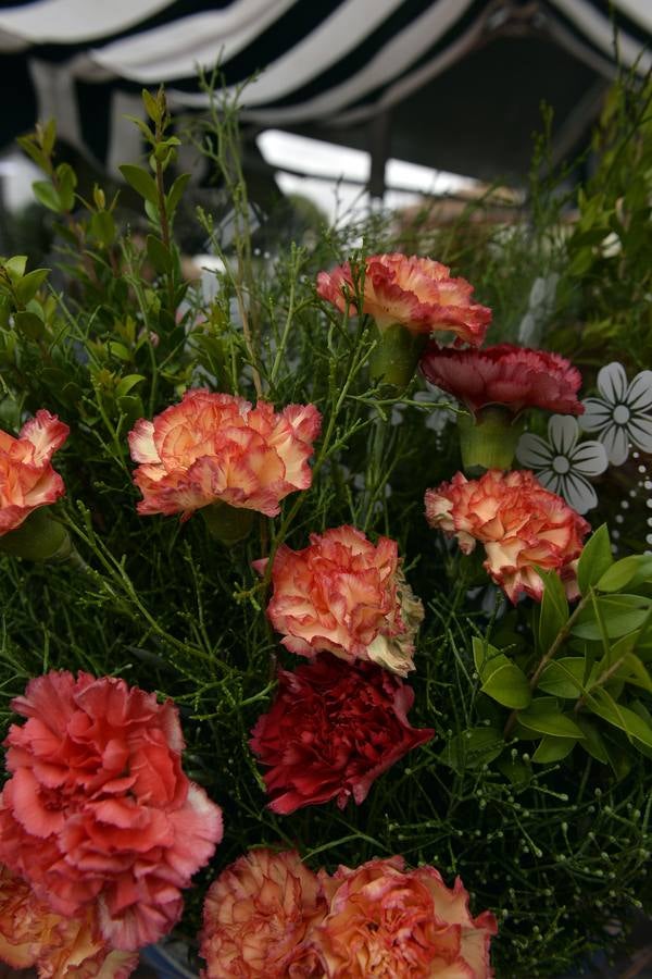 El día de Todos los Santos sigue siendo por excelencia la fecha más demandada para que los murcianos visiten los cementerios del municipio, los de pedanías y, en especial, el de Nuestro Padre Jesús, para cumplir con la tradición de llevar flores y rezar unas oraciones por los fieles difuntos.