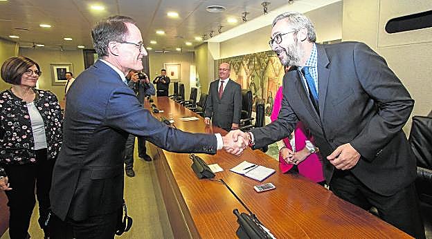 El fiscal superior, José Luis Díaz Manzanera (i), saludando a Víctor Manuel Martínez, portavoz del Grupo Popular, durante su visita a la Asamblea. 