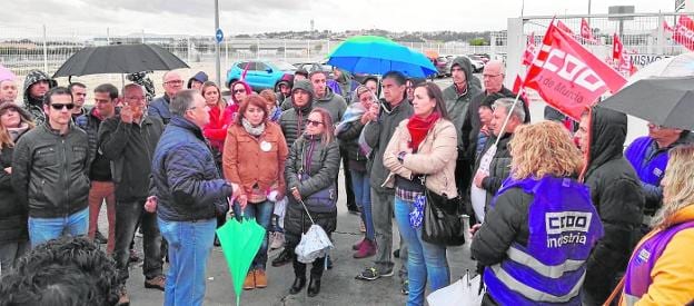 Trabajadores de Grifols en huelga, concentrados junto a la planta de la compañía farmacéutica en Las Torres de Cotillas, ayer. 