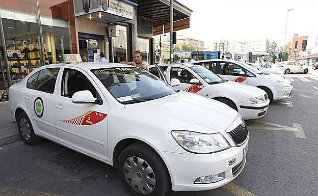 Varios taxis a la espera de clientes, en una imagen de archivo.