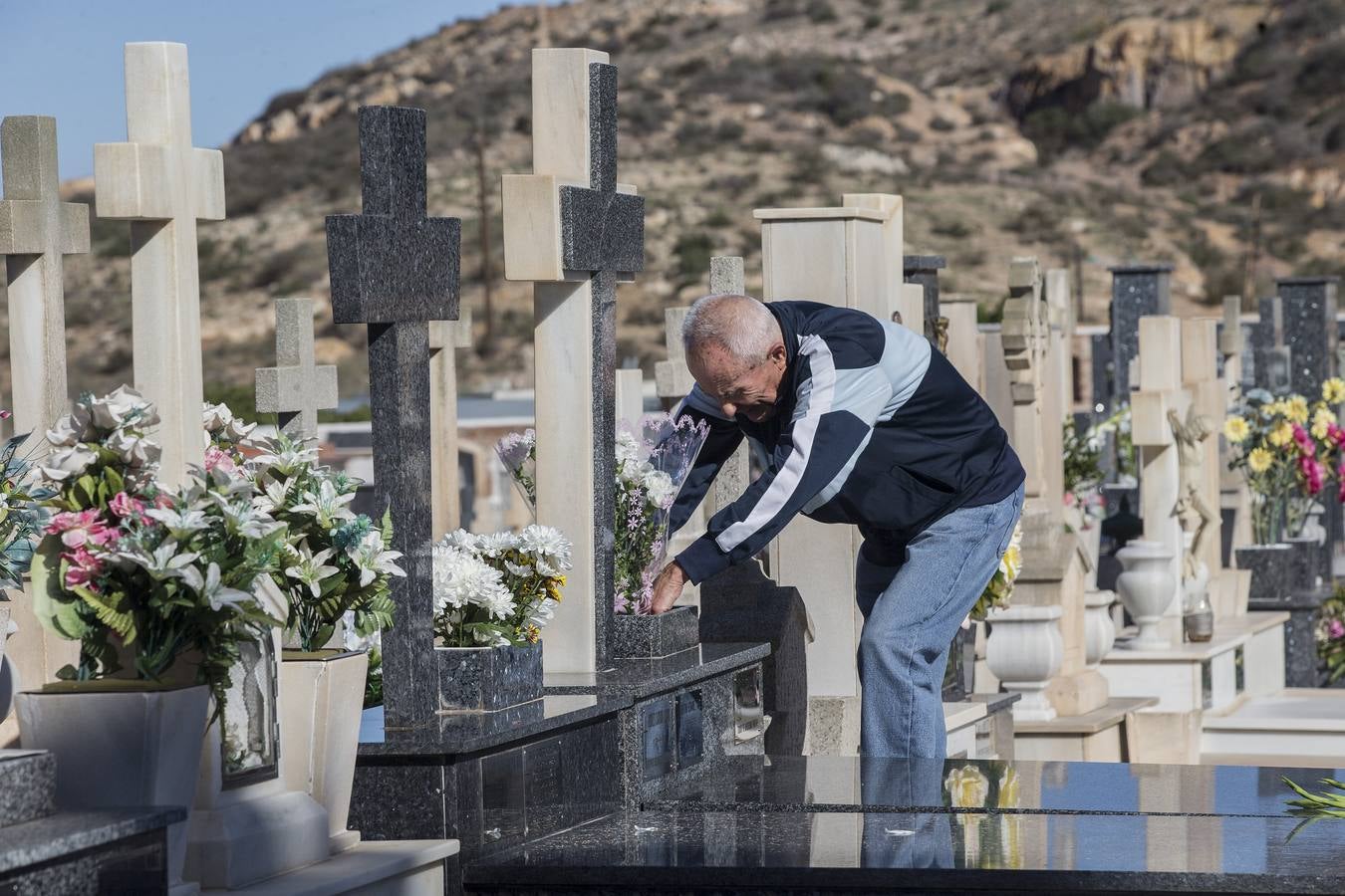 Cientos de personas acudieron con un día de antelación a limpiar y adornar las tumbas en las que reposan sus seres queridos.