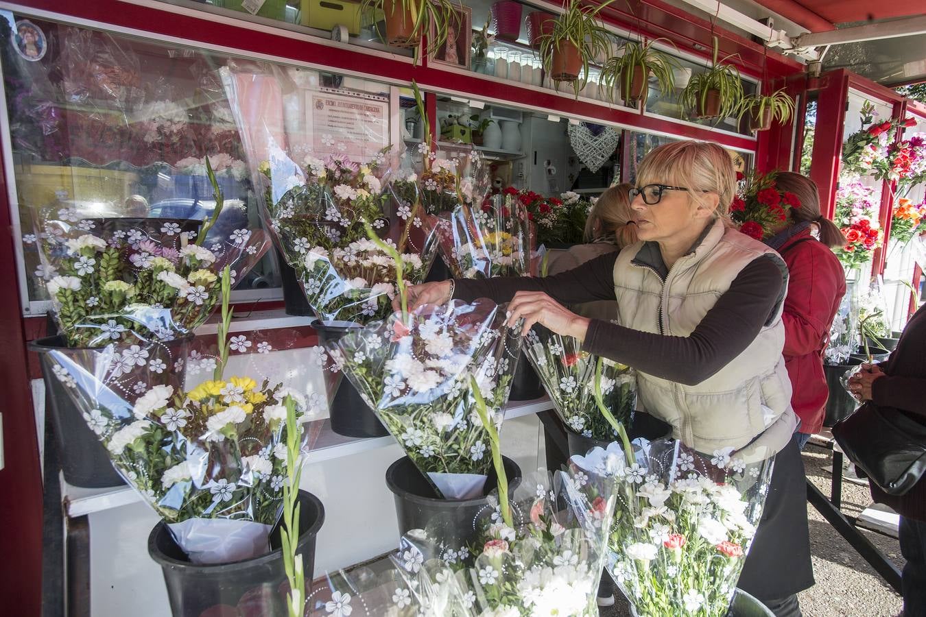 Cientos de personas acudieron con un día de antelación a limpiar y adornar las tumbas en las que reposan sus seres queridos.