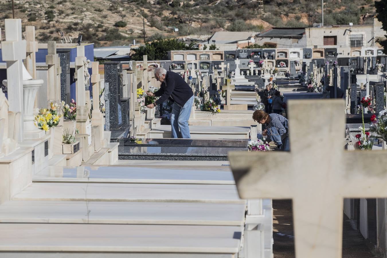 Cientos de personas acudieron con un día de antelación a limpiar y adornar las tumbas en las que reposan sus seres queridos.