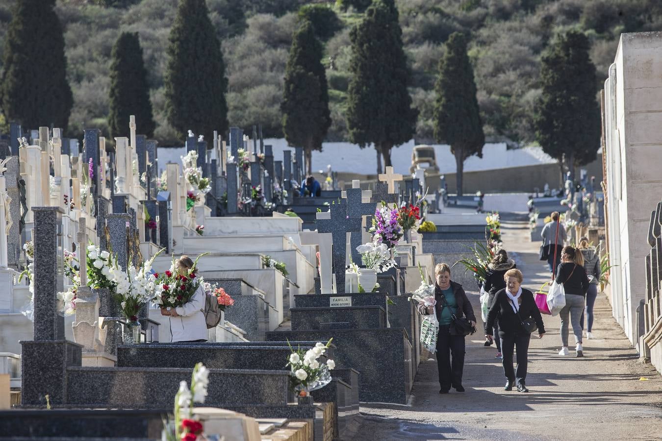 Cientos de personas acudieron con un día de antelación a limpiar y adornar las tumbas en las que reposan sus seres queridos.