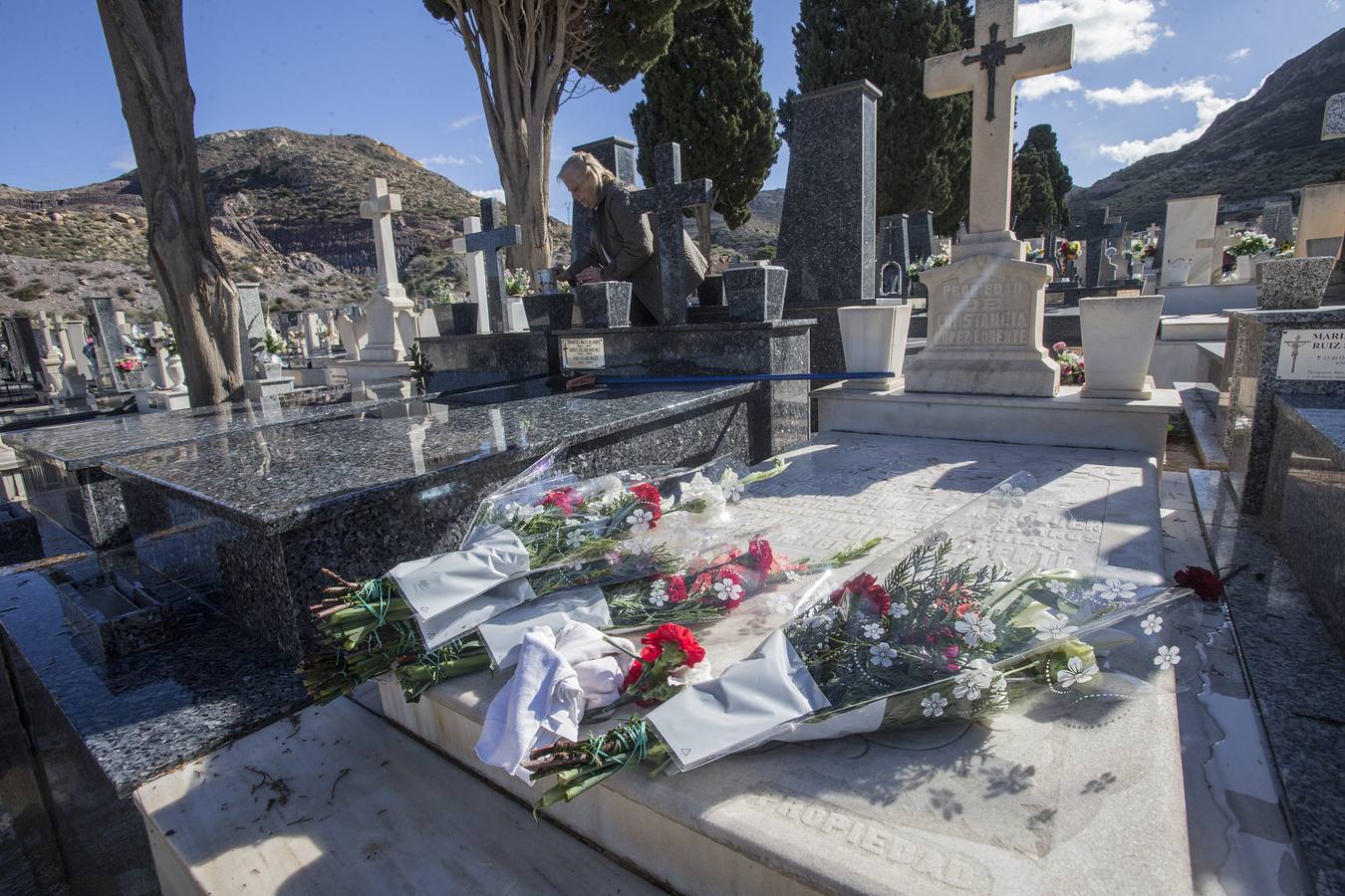 Cientos de personas acudieron con un día de antelación a limpiar y adornar las tumbas en las que reposan sus seres queridos.