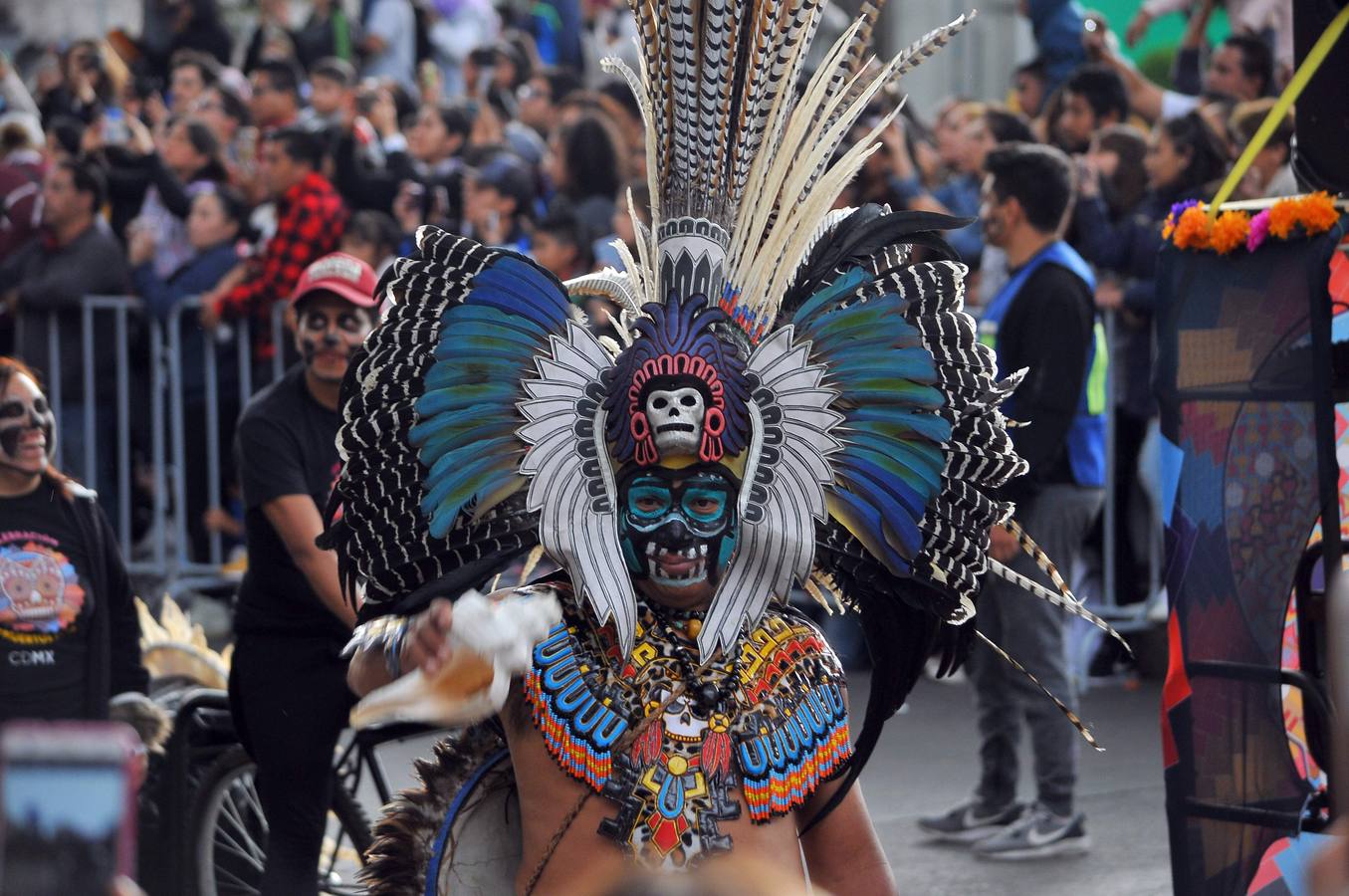 México inicia su conmemoración por el 'Día de Muertos' con un multitudinario desfile en el que la muerte ha sido representada con todos los colores y las formas posibles.