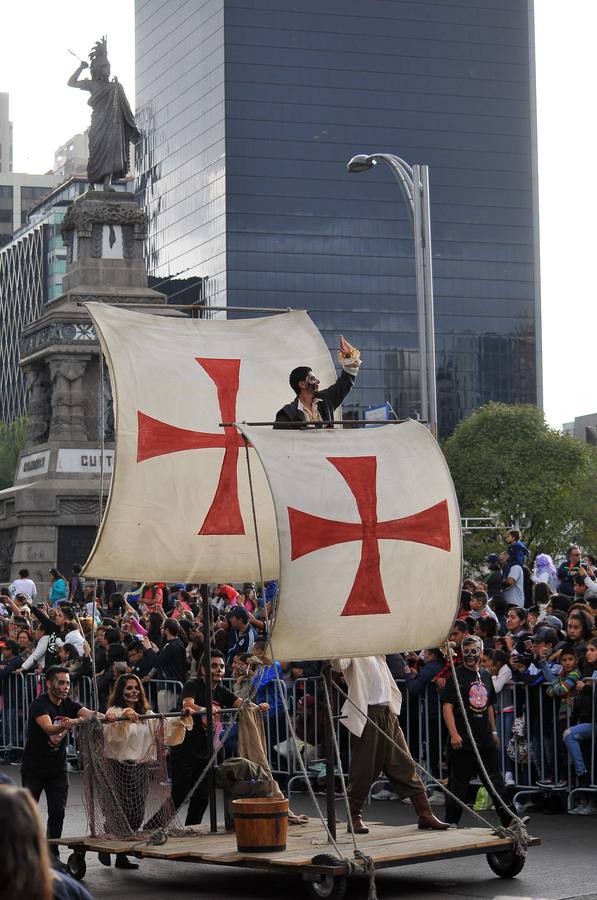 México inicia su conmemoración por el 'Día de Muertos' con un multitudinario desfile en el que la muerte ha sido representada con todos los colores y las formas posibles.