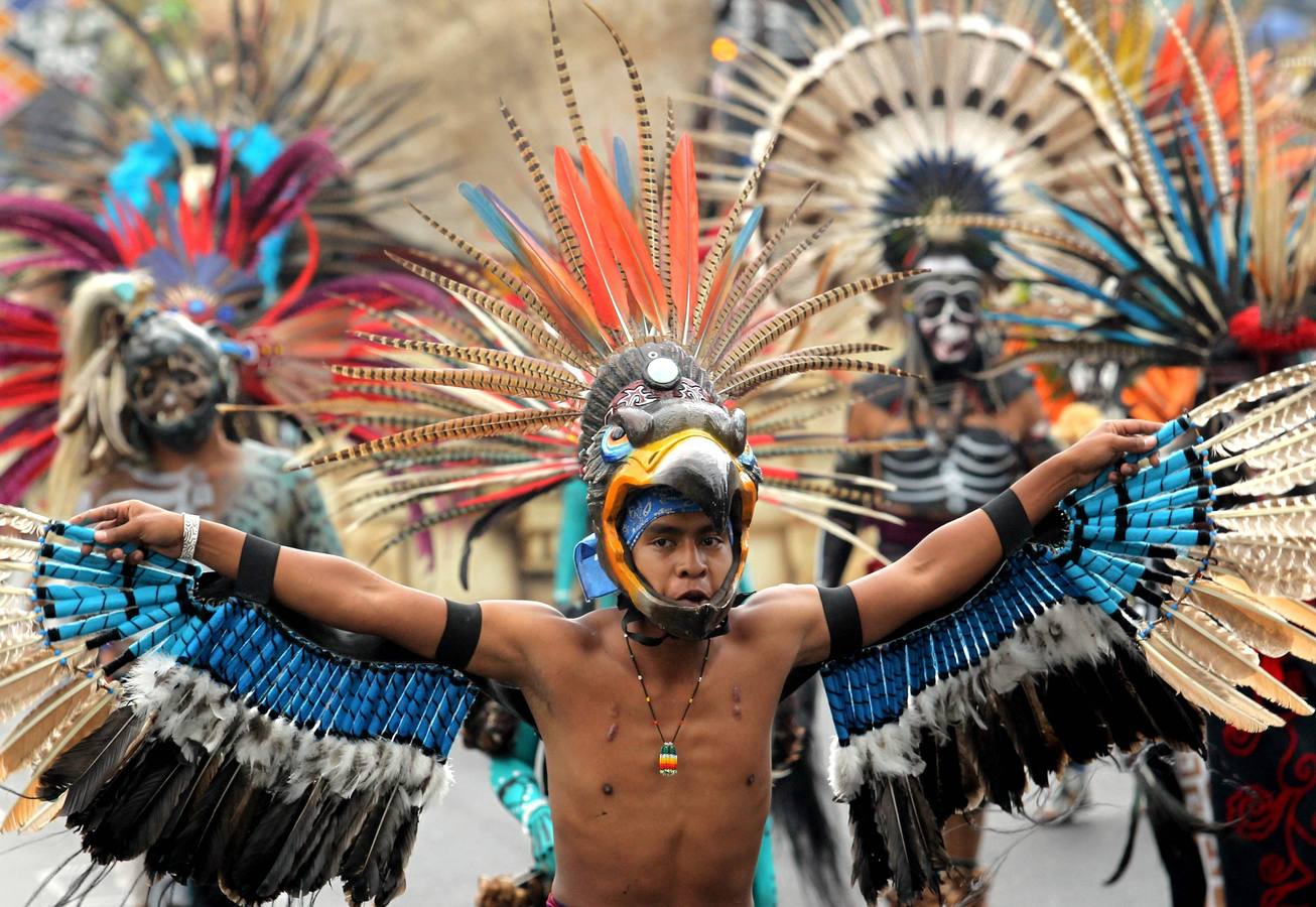 México inicia su conmemoración por el 'Día de Muertos' con un multitudinario desfile en el que la muerte ha sido representada con todos los colores y las formas posibles.