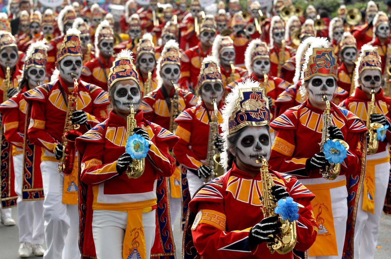 México inicia su conmemoración por el 'Día de Muertos' con un multitudinario desfile en el que la muerte ha sido representada con todos los colores y las formas posibles.