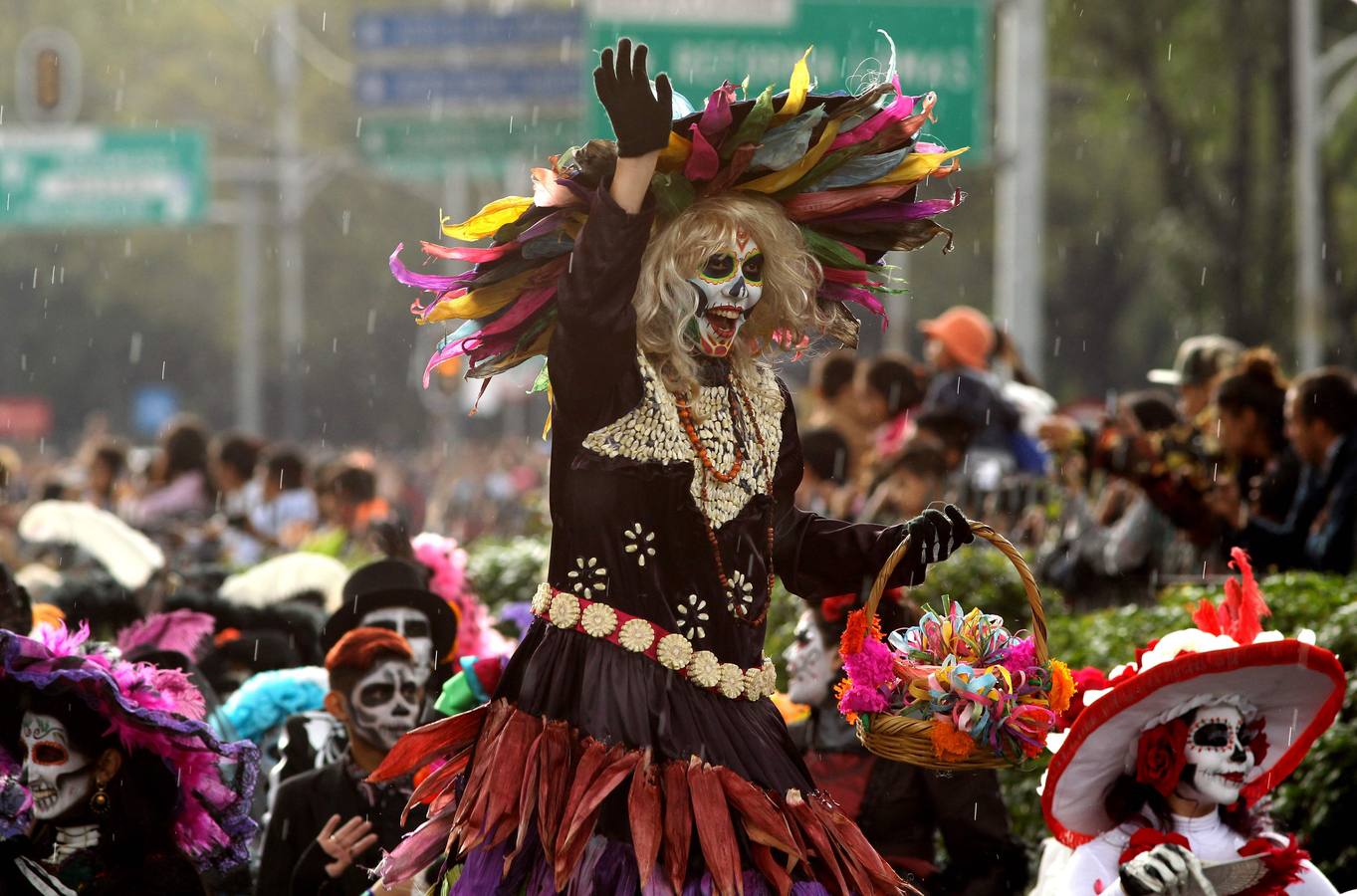 México inicia su conmemoración por el 'Día de Muertos' con un multitudinario desfile en el que la muerte ha sido representada con todos los colores y las formas posibles.