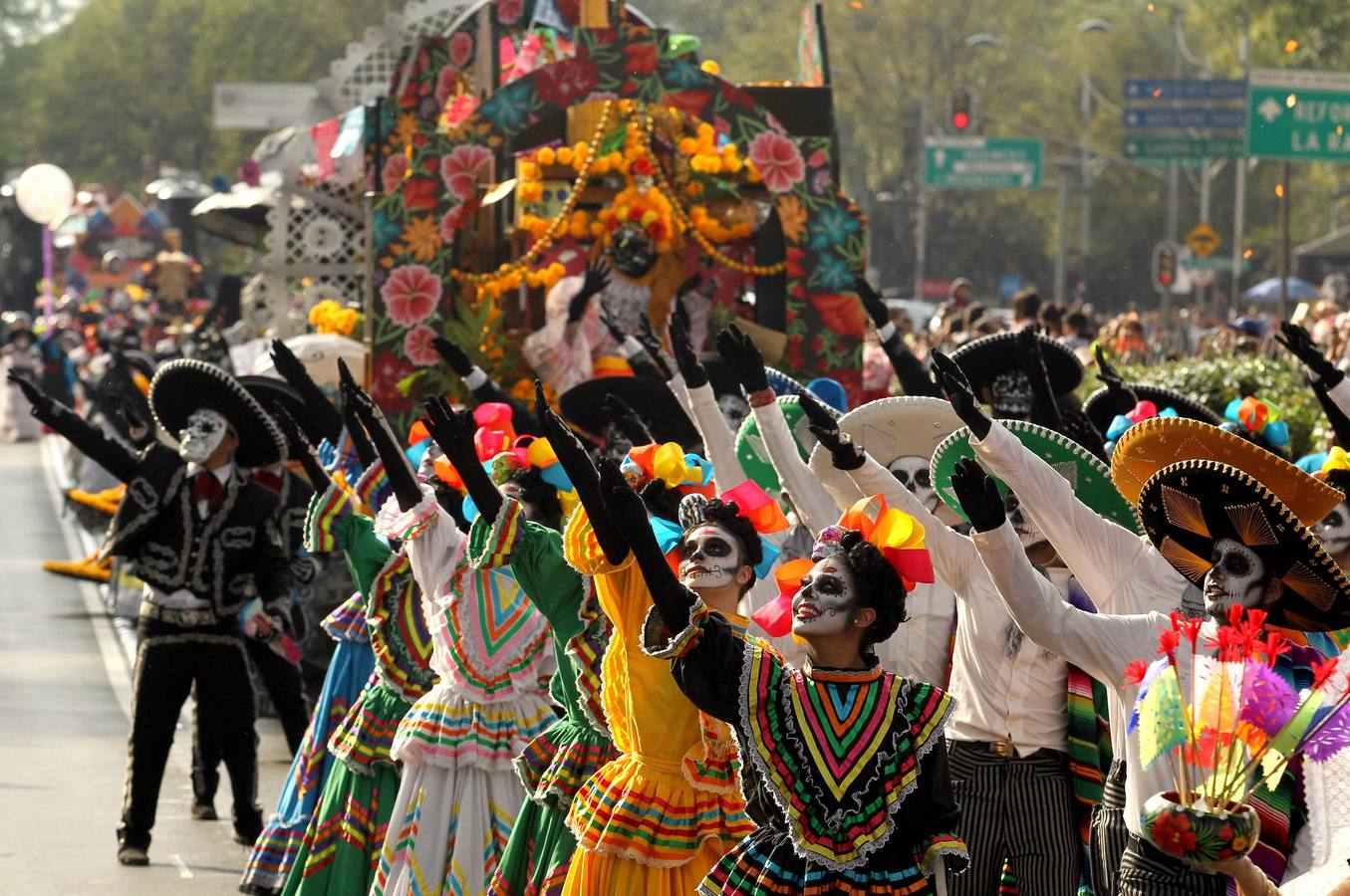 México inicia su conmemoración por el 'Día de Muertos' con un multitudinario desfile en el que la muerte ha sido representada con todos los colores y las formas posibles.