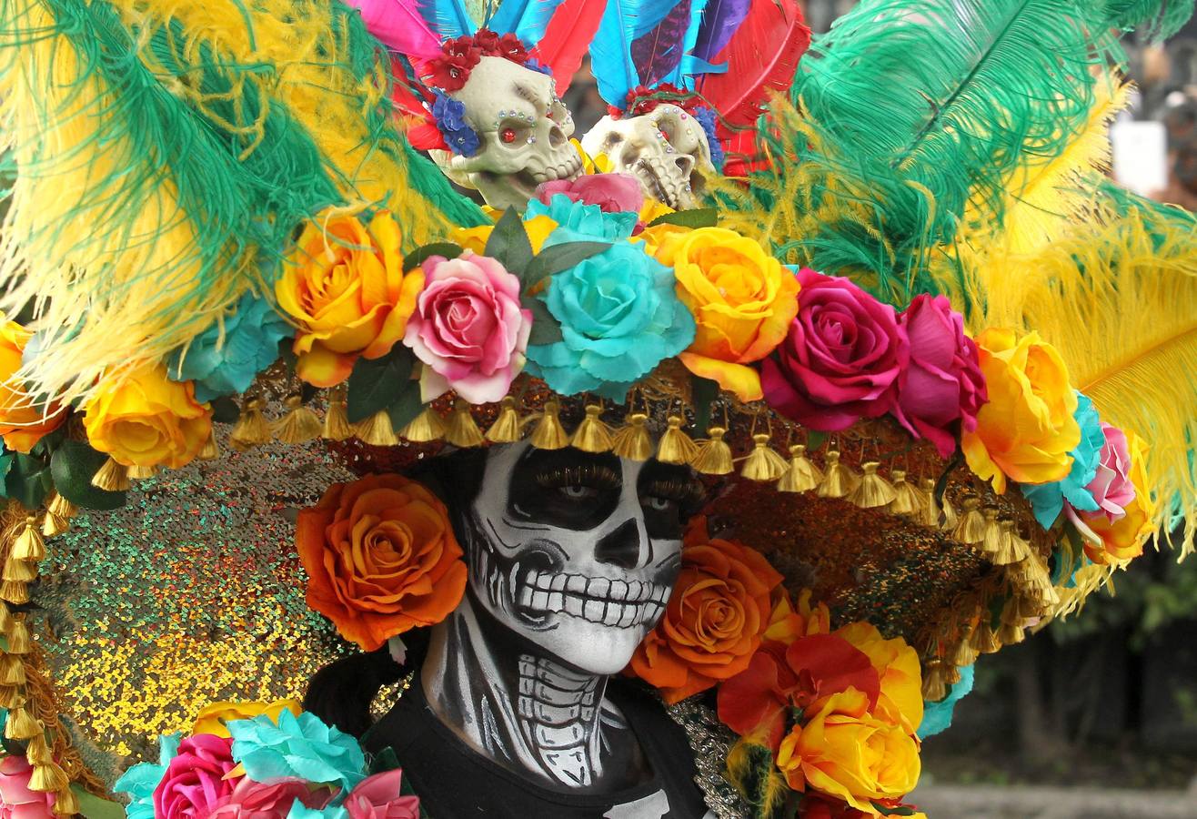 México inicia su conmemoración por el 'Día de Muertos' con un multitudinario desfile en el que la muerte ha sido representada con todos los colores y las formas posibles.