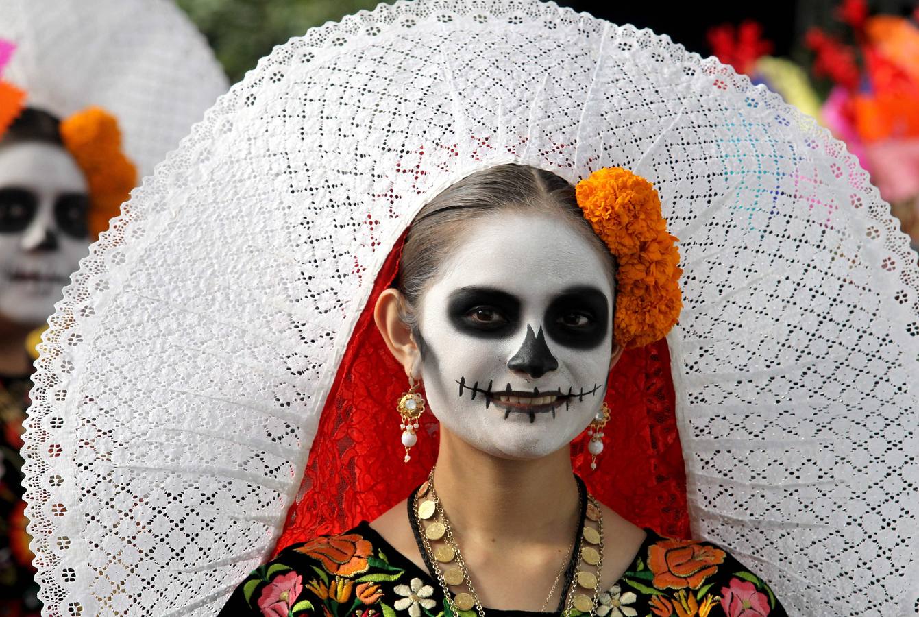 México inicia su conmemoración por el 'Día de Muertos' con un multitudinario desfile en el que la muerte ha sido representada con todos los colores y las formas posibles.