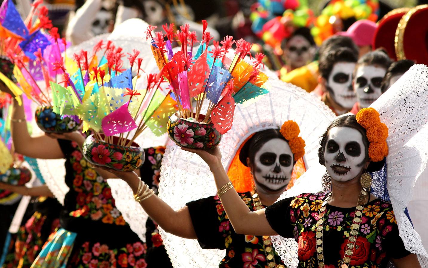 México inicia su conmemoración por el 'Día de Muertos' con un multitudinario desfile en el que la muerte ha sido representada con todos los colores y las formas posibles.
