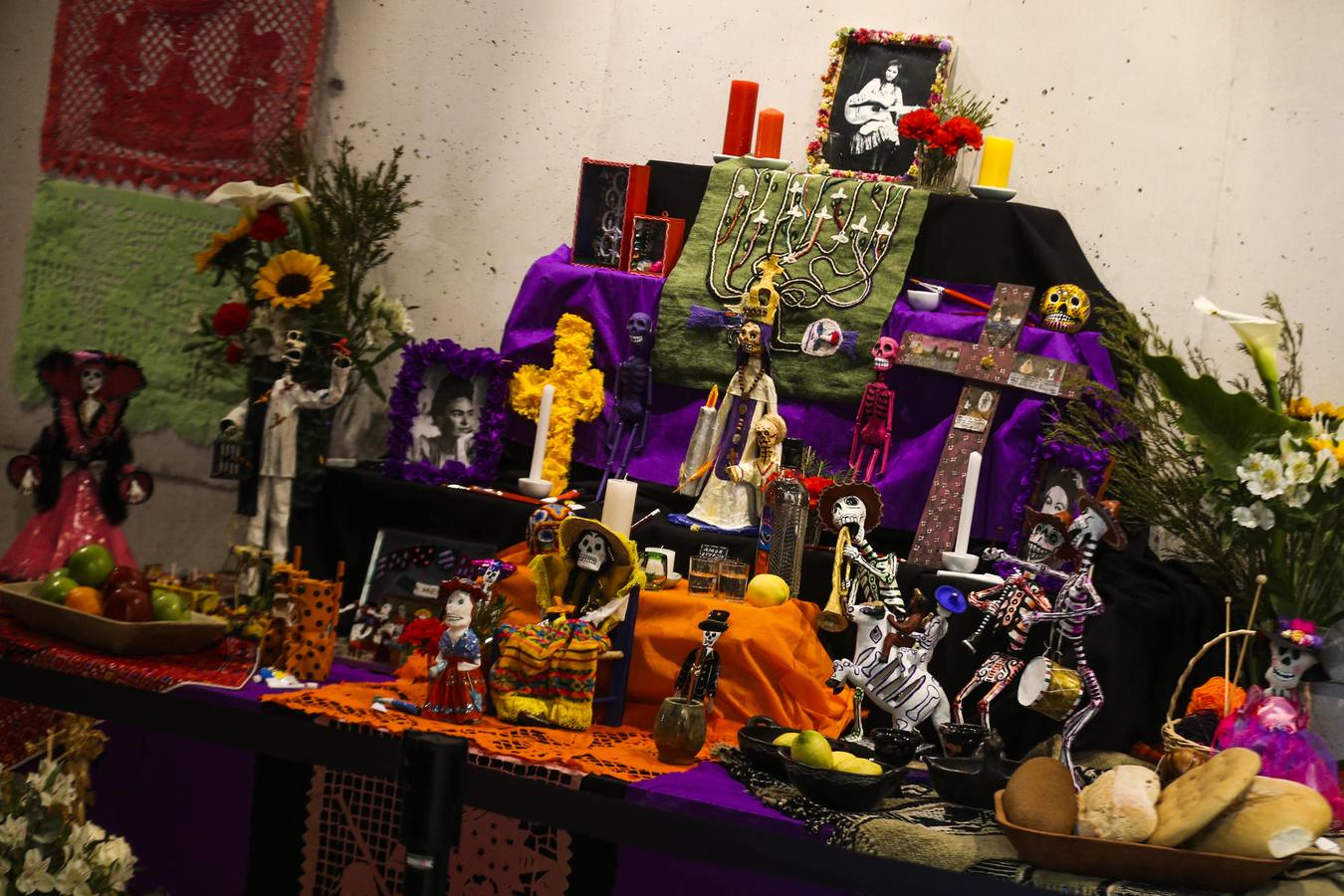 México inicia su conmemoración por el 'Día de Muertos' con un multitudinario desfile en el que la muerte ha sido representada con todos los colores y las formas posibles.