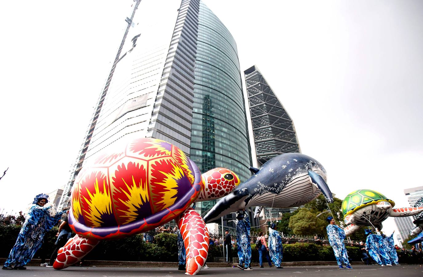 México inicia su conmemoración por el 'Día de Muertos' con un multitudinario desfile en el que la muerte ha sido representada con todos los colores y las formas posibles.
