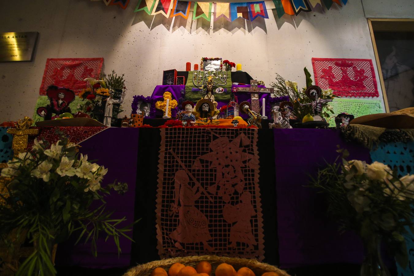 México inicia su conmemoración por el 'Día de Muertos' con un multitudinario desfile en el que la muerte ha sido representada con todos los colores y las formas posibles.