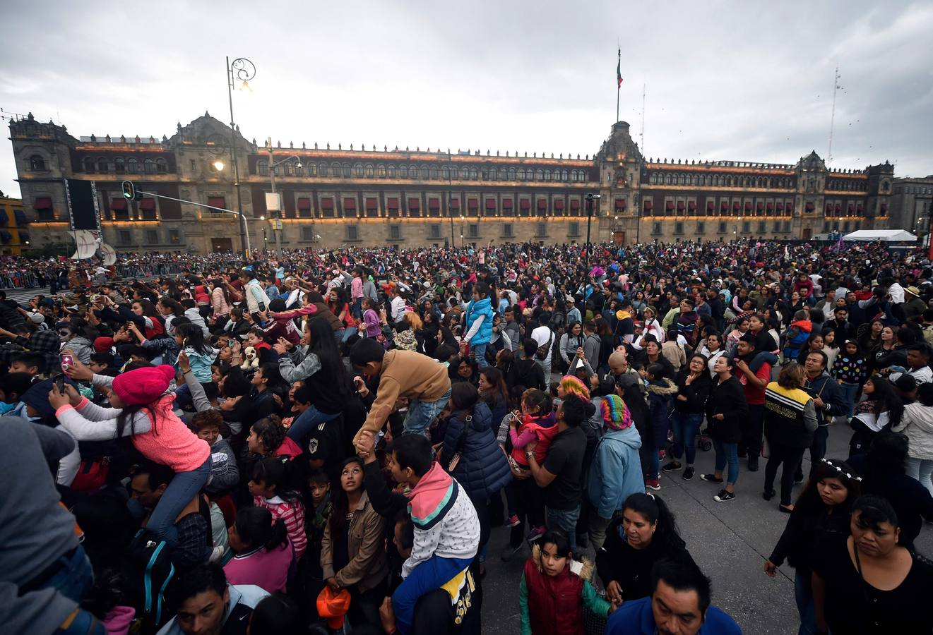 México inicia su conmemoración por el 'Día de Muertos' con un multitudinario desfile en el que la muerte ha sido representada con todos los colores y las formas posibles.