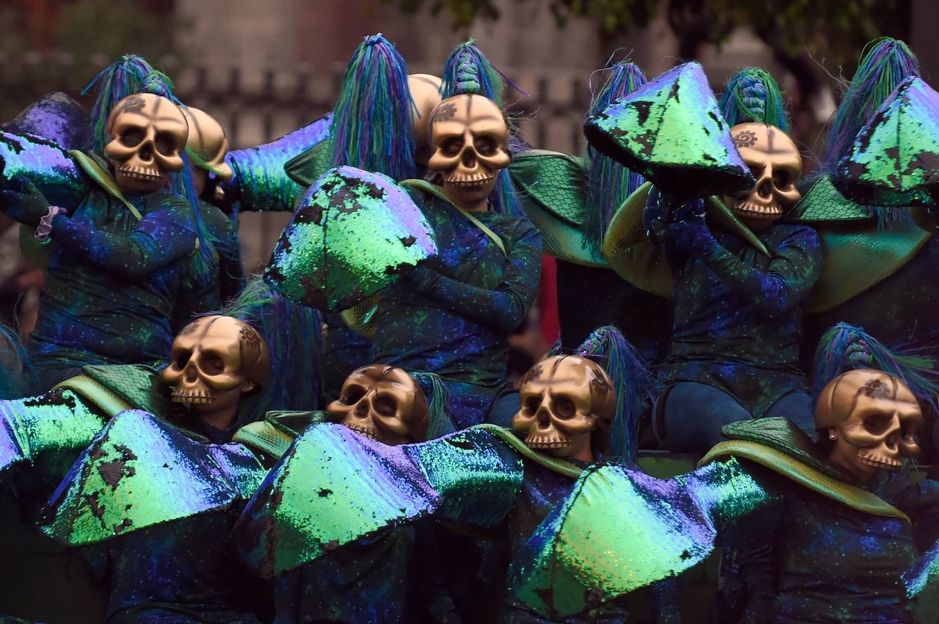 México inicia su conmemoración por el 'Día de Muertos' con un multitudinario desfile en el que la muerte ha sido representada con todos los colores y las formas posibles.