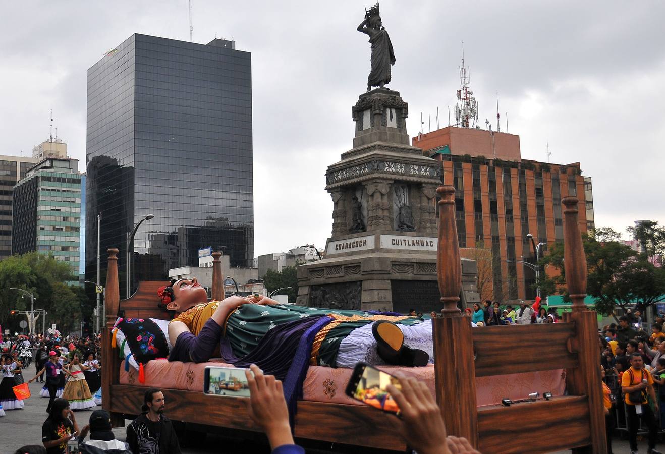 México inicia su conmemoración por el 'Día de Muertos' con un multitudinario desfile en el que la muerte ha sido representada con todos los colores y las formas posibles.