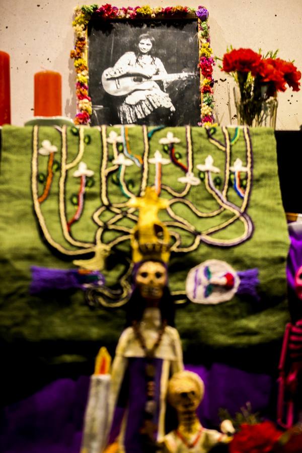 México inicia su conmemoración por el 'Día de Muertos' con un multitudinario desfile en el que la muerte ha sido representada con todos los colores y las formas posibles.