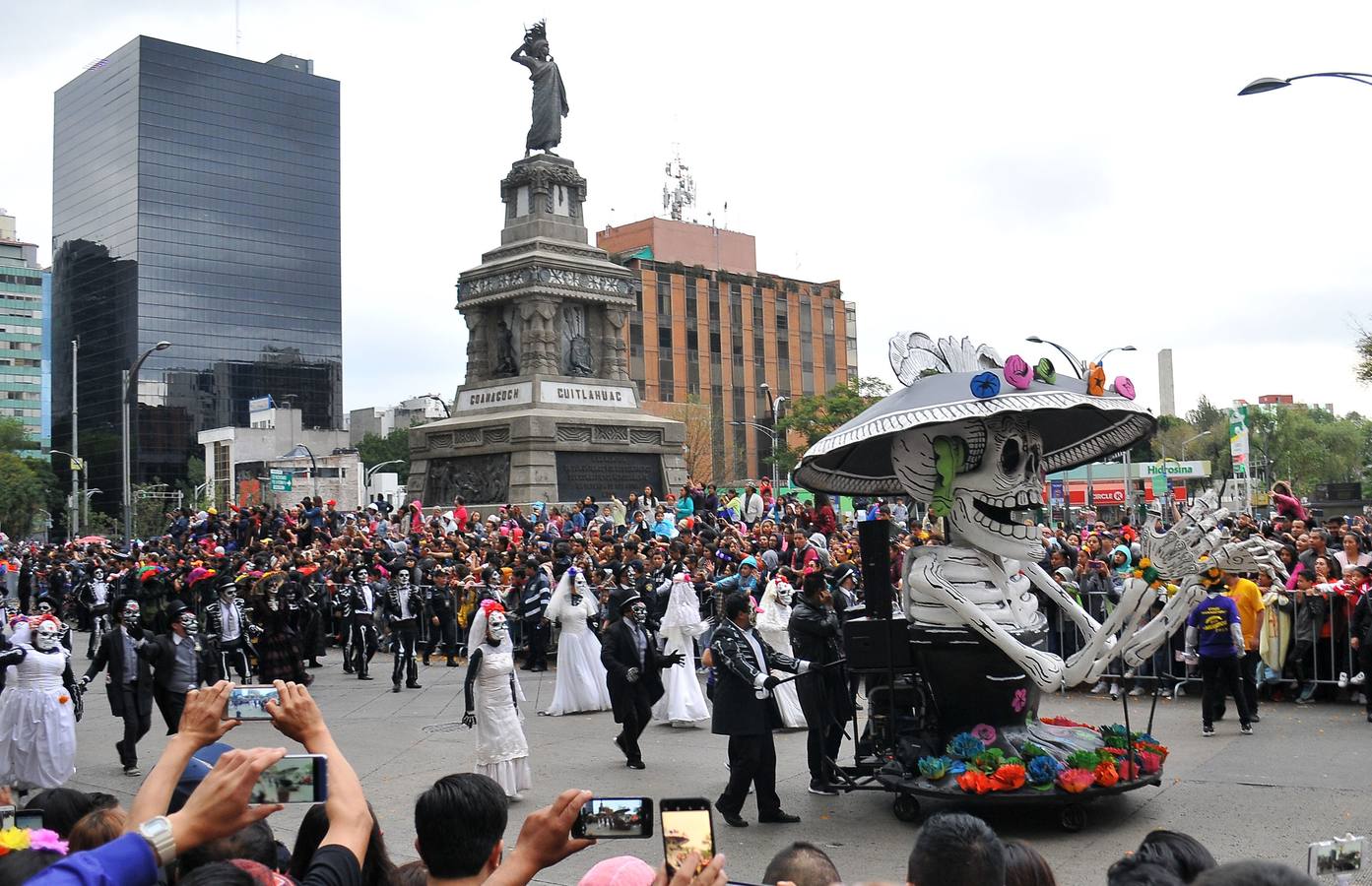 México inicia su conmemoración por el 'Día de Muertos' con un multitudinario desfile en el que la muerte ha sido representada con todos los colores y las formas posibles.