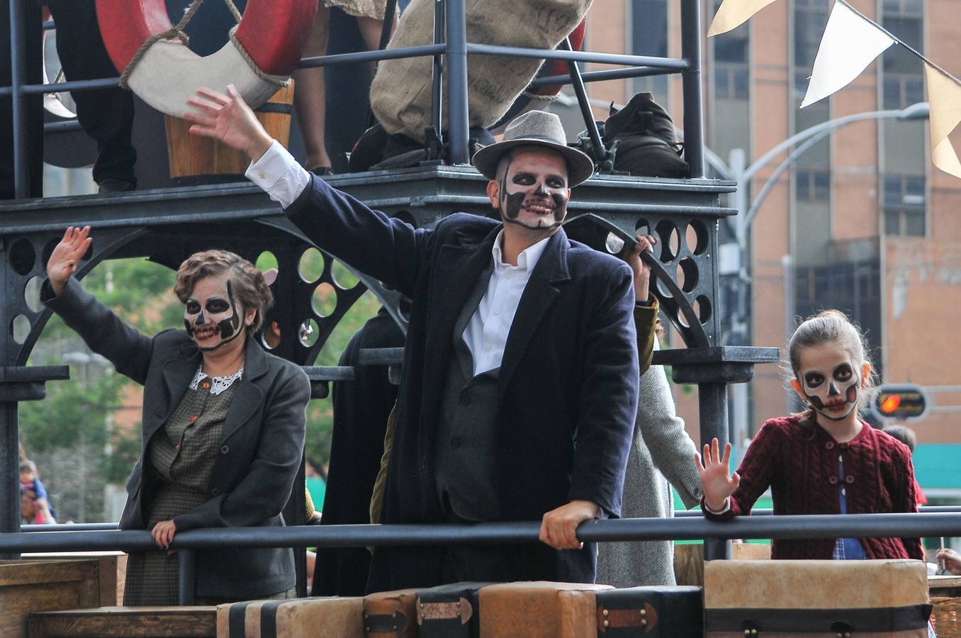México inicia su conmemoración por el 'Día de Muertos' con un multitudinario desfile en el que la muerte ha sido representada con todos los colores y las formas posibles.