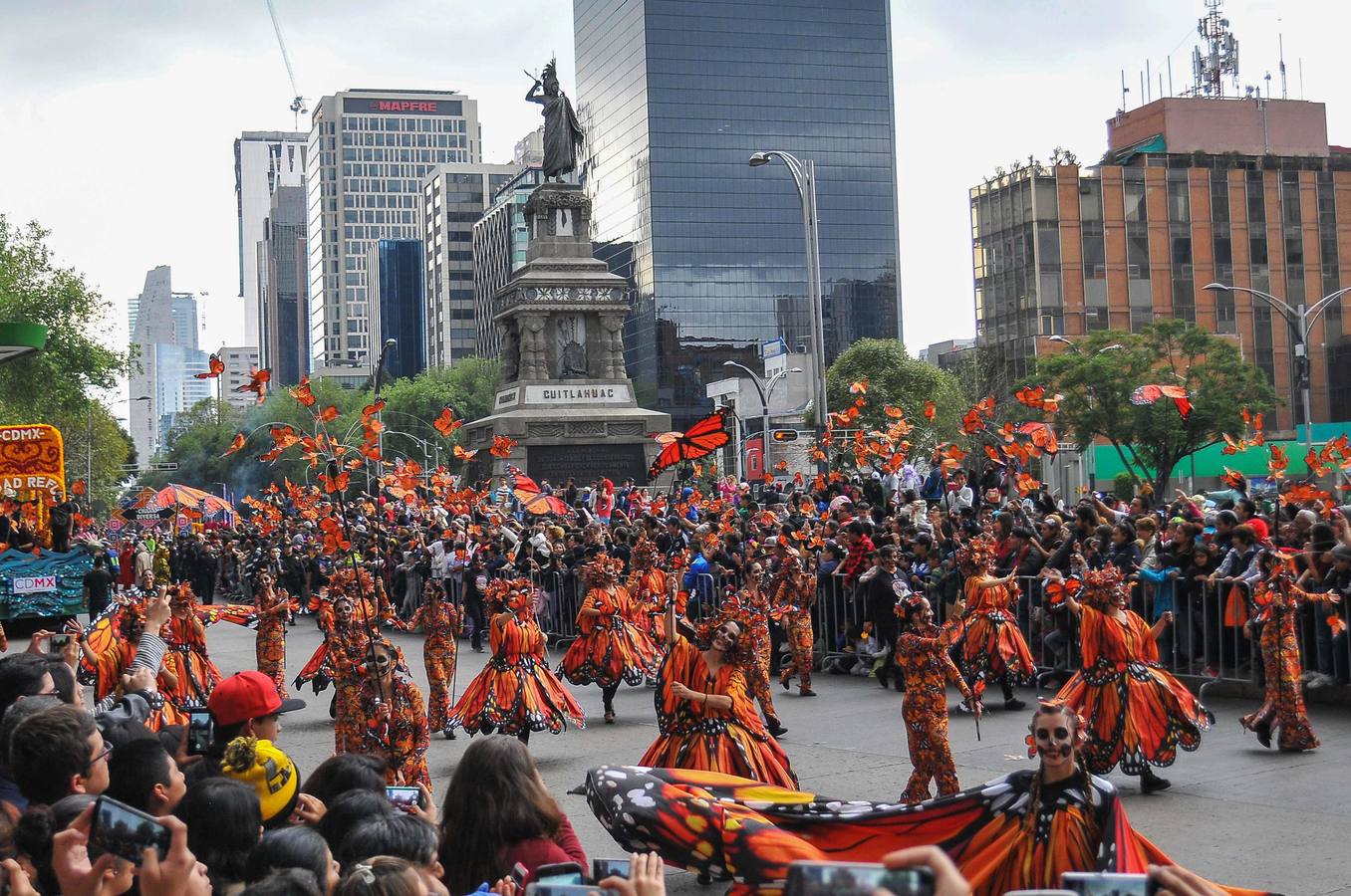 México inicia su conmemoración por el 'Día de Muertos' con un multitudinario desfile en el que la muerte ha sido representada con todos los colores y las formas posibles.