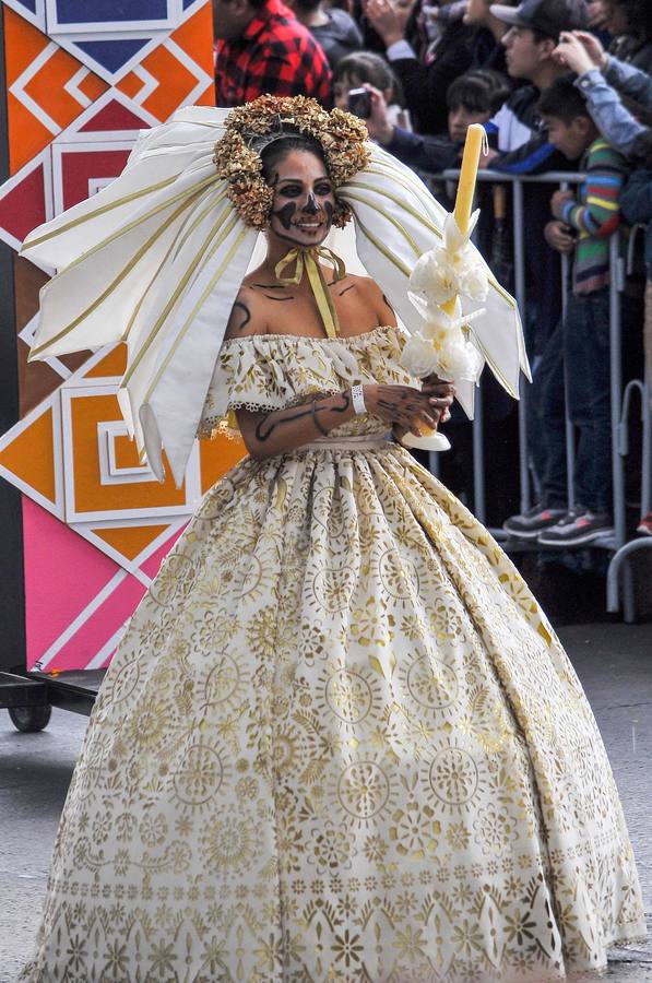 México inicia su conmemoración por el 'Día de Muertos' con un multitudinario desfile en el que la muerte ha sido representada con todos los colores y las formas posibles.