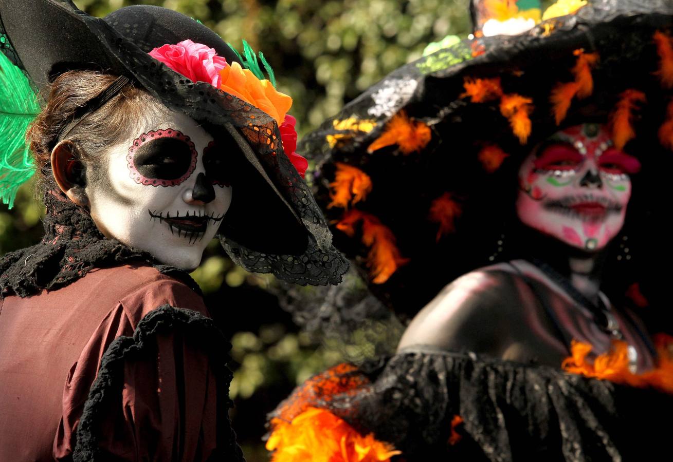 México inicia su conmemoración por el 'Día de Muertos' con un multitudinario desfile en el que la muerte ha sido representada con todos los colores y las formas posibles.