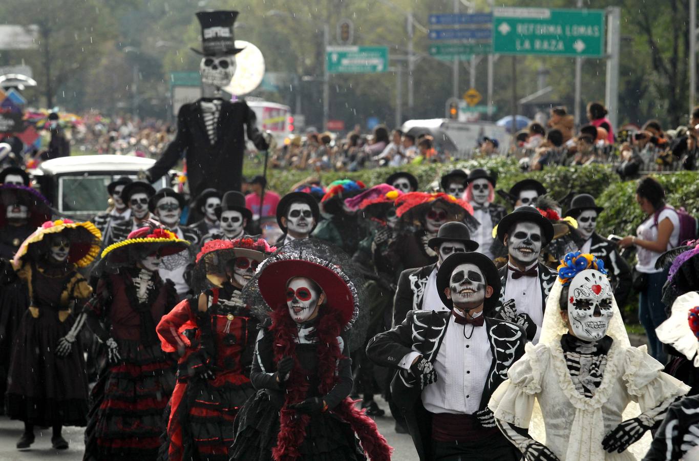 México inicia su conmemoración por el 'Día de Muertos' con un multitudinario desfile en el que la muerte ha sido representada con todos los colores y las formas posibles.