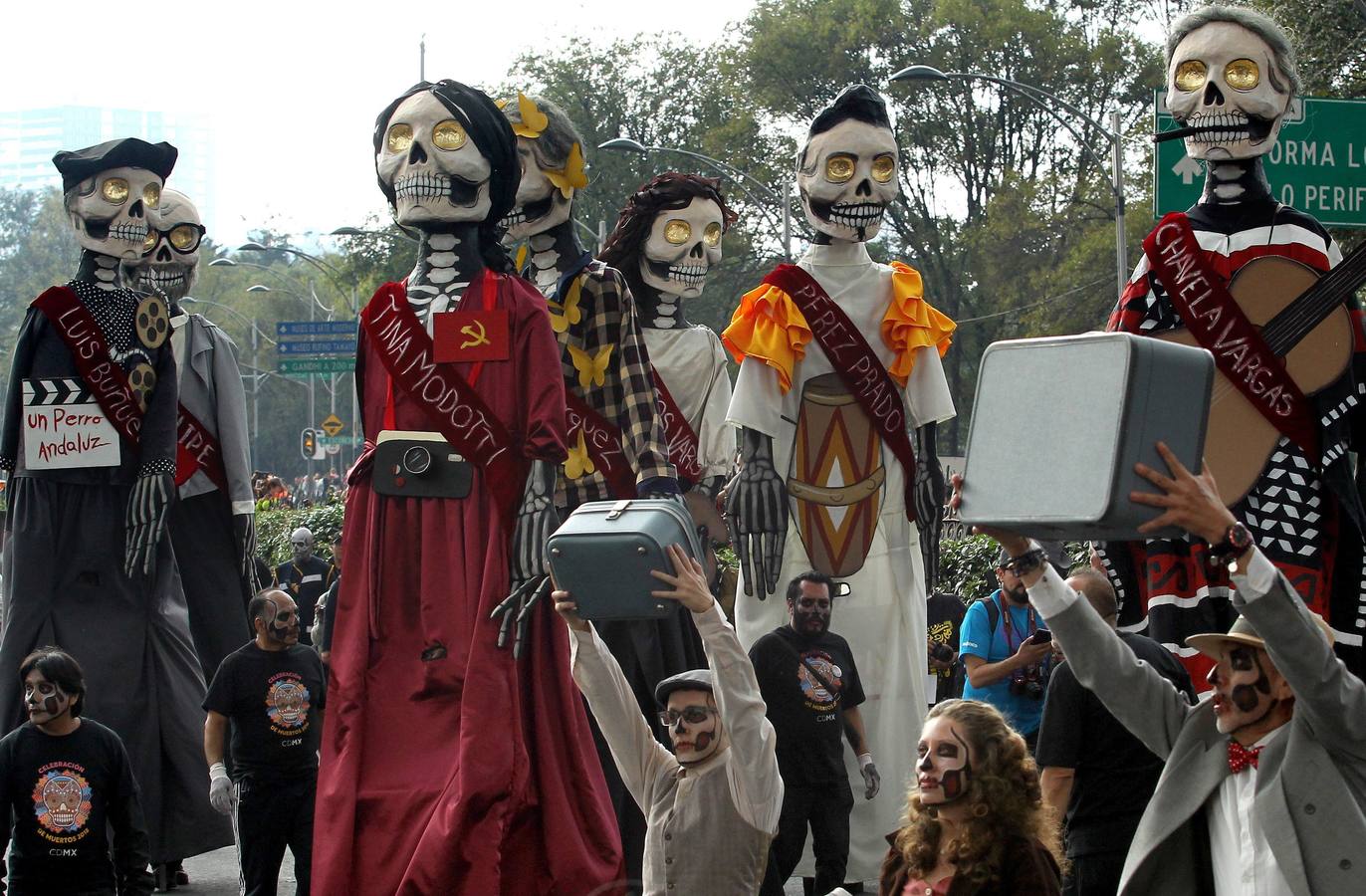 México inicia su conmemoración por el 'Día de Muertos' con un multitudinario desfile en el que la muerte ha sido representada con todos los colores y las formas posibles.