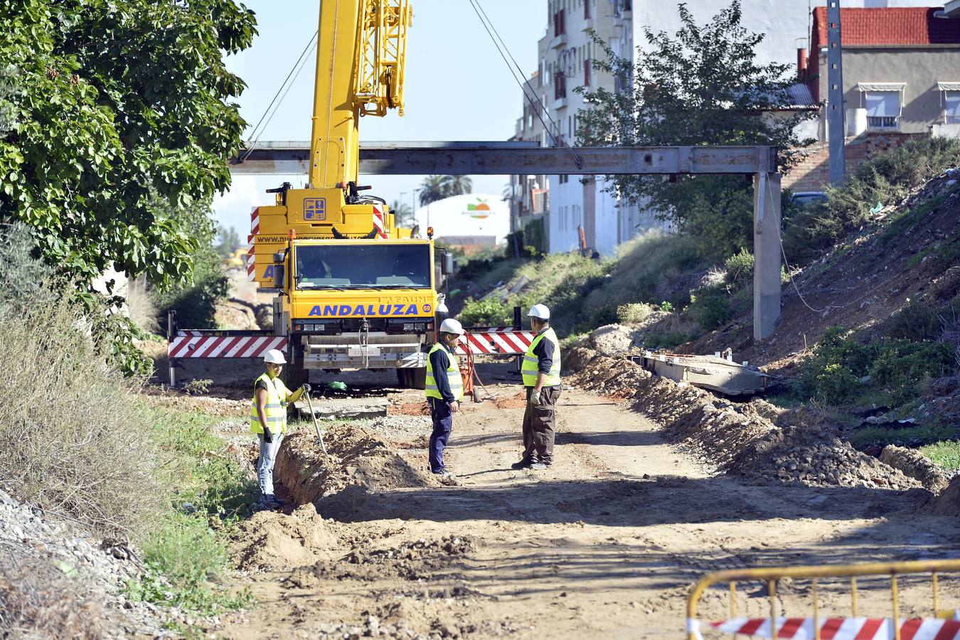 Los operarios instalaron este miércoles un paso peatonal que permitirá a los vecinos de Los Ramos cruzar por rampas suaves y más accesibles 