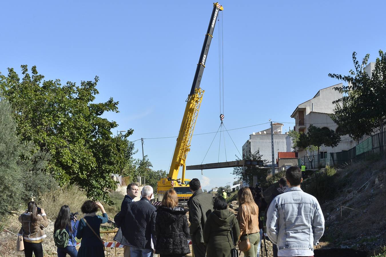 Los operarios instalaron este miércoles un paso peatonal que permitirá a los vecinos de Los Ramos cruzar por rampas suaves y más accesibles 