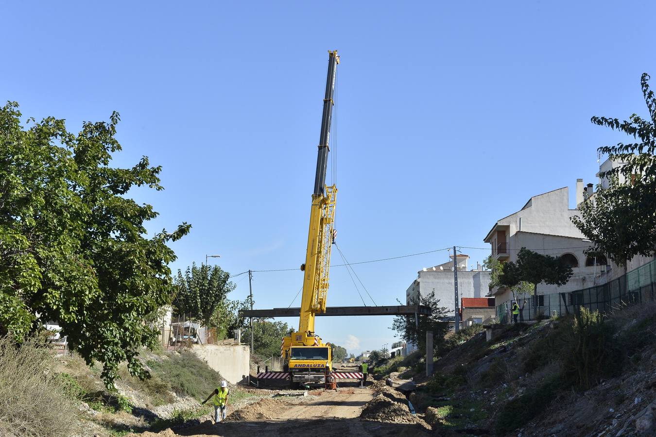 Los operarios instalaron este miércoles un paso peatonal que permitirá a los vecinos de Los Ramos cruzar por rampas suaves y más accesibles 