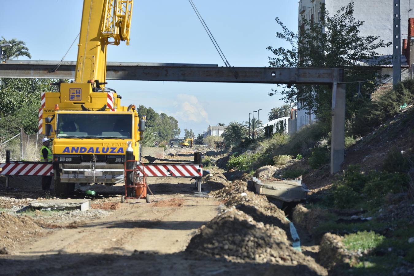 Los operarios instalaron este miércoles un paso peatonal que permitirá a los vecinos de Los Ramos cruzar por rampas suaves y más accesibles 