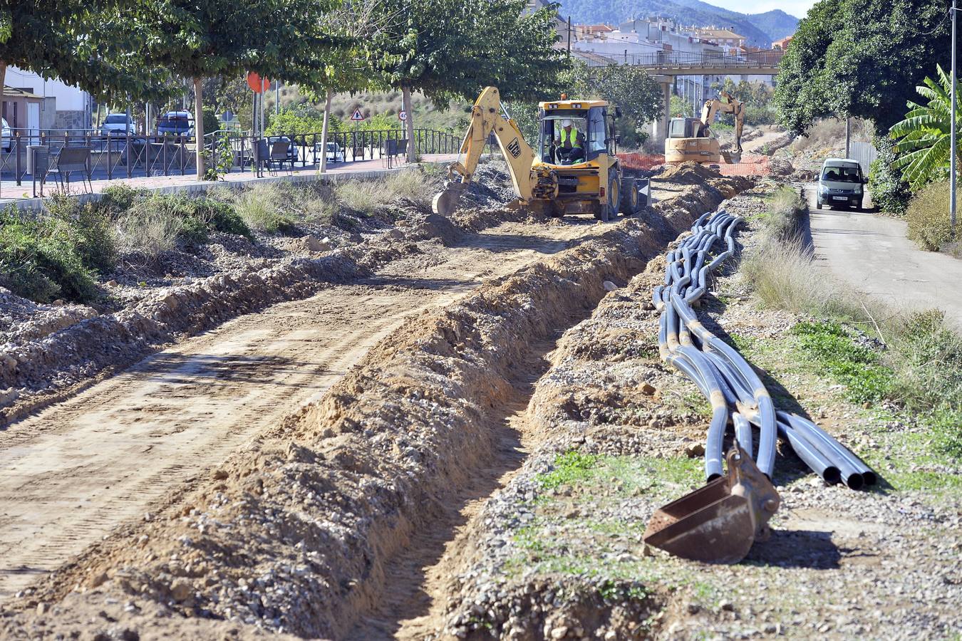Los operarios instalaron este miércoles un paso peatonal que permitirá a los vecinos de Los Ramos cruzar por rampas suaves y más accesibles 